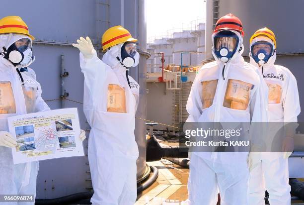 Le Premier ministre japonais Shinzo Abe s'est rendu le 19 septembre 2013 a Fukushima, Japon. Il a visite la centrale accidentee, pour la premiere...
