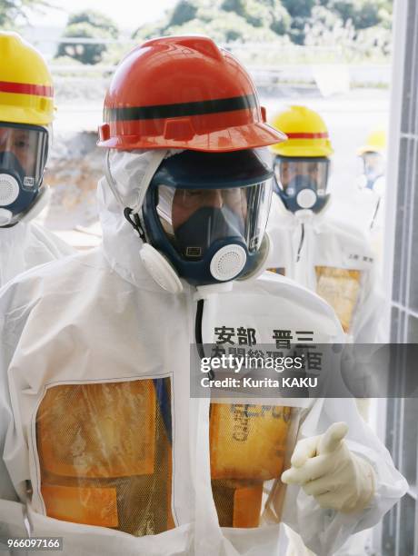 Le Premier ministre japonais Shinzo Abe s'est rendu le 19 septembre 2013 a Fukushima, Japon. Il a visite la centrale accidentee, pour la premiere...