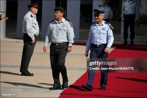 Le General Gabi Ashkenazi succede a Dan Halutz contraint de demissionner a la suite des echecs de l`armee israelienne contre le Hezbollah pendant la...