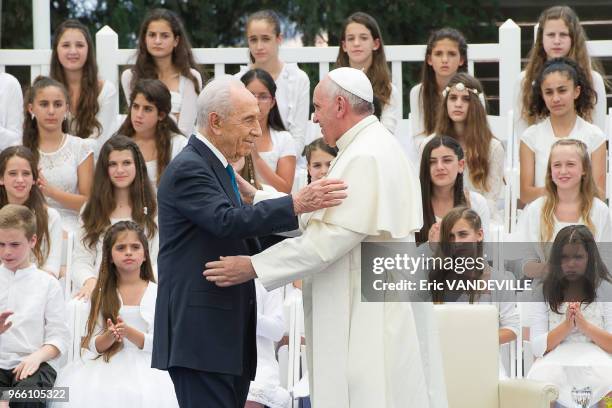 Le pape Francois et le président israélien Shimon Peres au mémorial des victimes d'attentats au mont Herzl le 26 mai 2014 à Jérusalem, Israel.