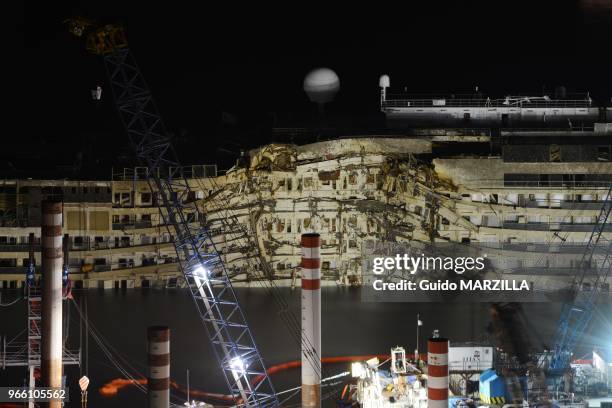 Epave du Costa Concordia le lendemain de son redressement pres de l'ile du Giglio, le 18 Septembre 2013, Italie.