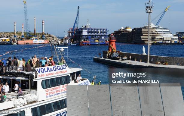 Epave du Costa Concordia le lendemain de son redressement pres de l'ile du Giglio, le 18 Septembre 2013, Italie.