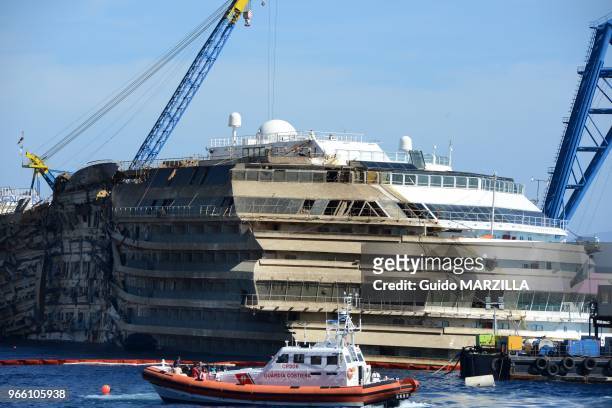 Epave du Costa Concordia le lendemain de son redressement pres de l'ile du Giglio, le 18 Septembre 2013, Italie.
