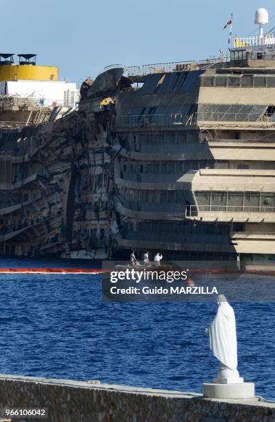 Epave du Costa Concordia le lendemain de son redressement pres de l'ile du Giglio, le 18 Septembre 2013, Italie.