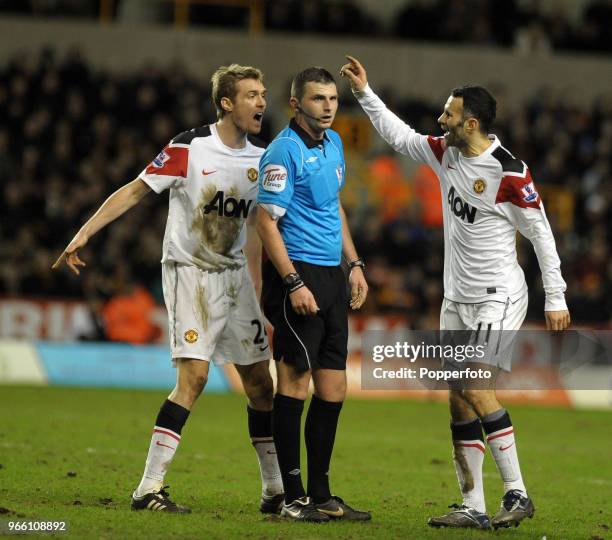 Manchester United's Darren Fletcher and Ryan Giggs arguing with referee Michael Oliver during the Barclays Premier League match between Wolverhampton...