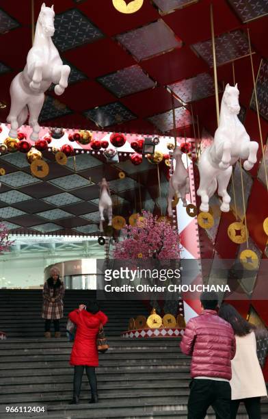 Decorations urbaines a cote du temple Jing An pour le nouvel an chinois commencant le 1er fevrier 2014 et qui celebre cette annee le signe du cheval...