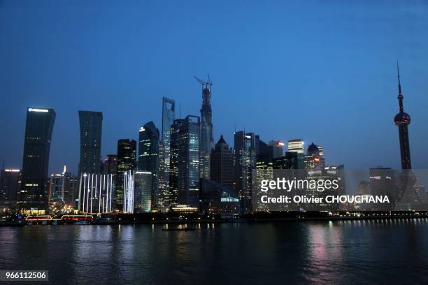 Vue de nuit du quartier d'affaires de Pudong et de ses celebres gratte-ciels le 24 Juillet, 2013 a Shanghai, Chine.