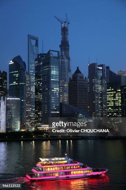 Vue de nuit du quartier d'affaires de Pudong et de ses celebres gratte-ciels le 24 Juillet, 2013 a Shanghai, Chine.