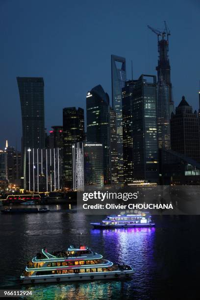 Vue de nuit du quartier d'affaires de Pudong et de ses celebres gratte-ciels le 24 Juillet, 2013 a Shanghai, Chine.