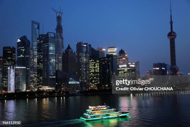 Vue de nuit du quartier d'affaires de Pudong et de ses celebres gratte-ciels le 24 Juillet, 2013 a Shanghai, Chine.