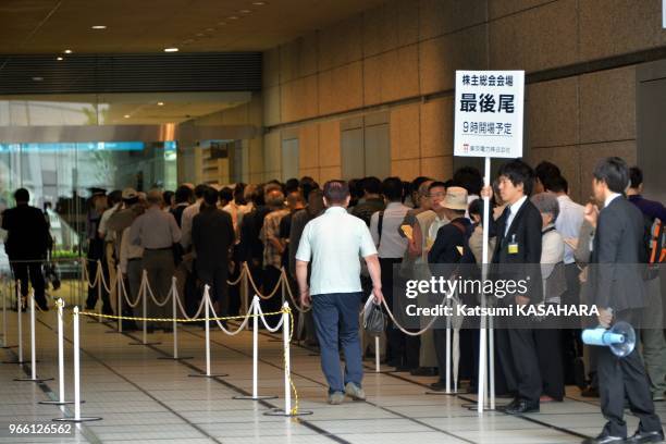 Actionnaires de la société TEPCO se rendant à leur réunion annuel le 26 juin 2014 à Tokyo, Japon.