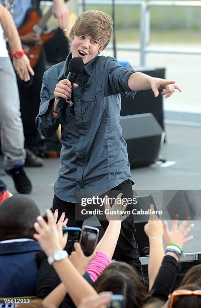 Singer Justin Bieber performs on CBS News The Early Show on South Beach at Lummus Park on February 5, 2010 in Miami Beach, Florida.