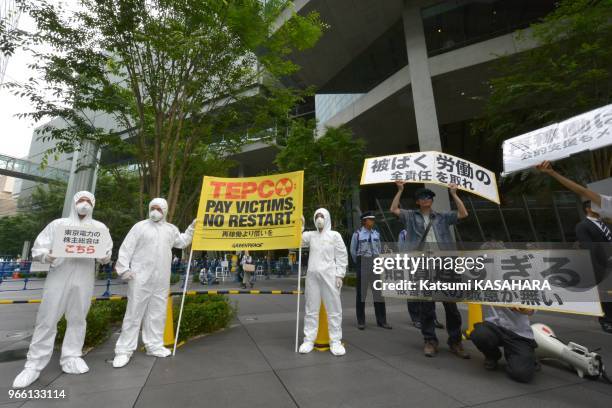 Manifestation anti-nucléaire devant l'immeuble où se tient une réunion des actionnaires de la société TEPCO le 26 juin 2014 à Tokyo, Japon.