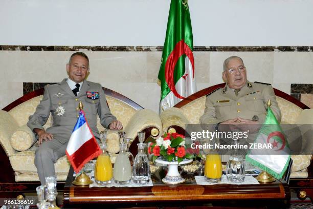 Le général de corps d'armée Ahmed Gaid Salah reçoit le chef d'état major des armées françaises Pierre de Villiers le 14 septembre 2014 à Alger,...