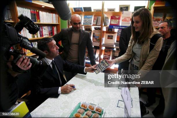 Azouz Begag, ministre fran?ais delegue a la Promotion de l'egalite des chances, dedicace son livre ' Un train pour chez nous ' a Alger.