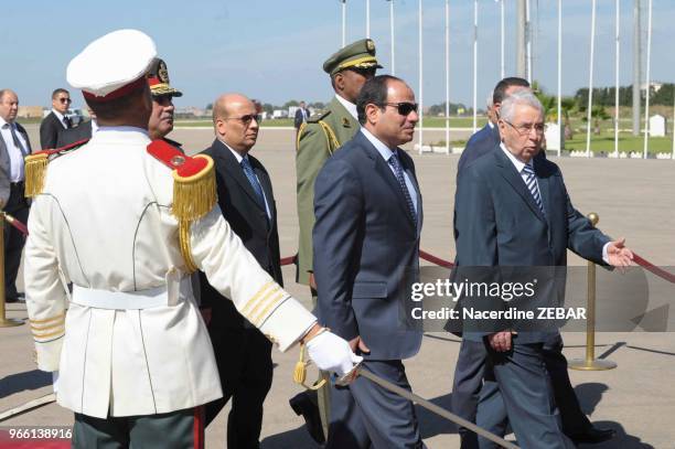 Le président égyptien Abdelfettah Al-Sissi reçu par Abdelkader Bensalah, président du 'Conseil de la Nation' algérien le 25 juin 2014 à Alger,...