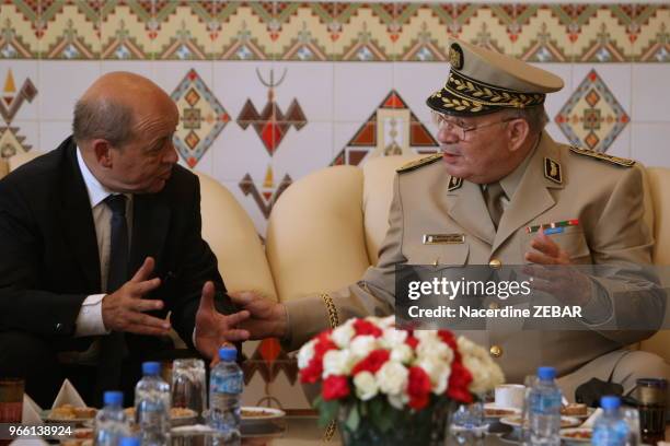 Le chef d'état major algérien Ahmed Gaid Salah a reçu le ministre de la défense Jean-Yves Le Drian le 20 mai 2014 à Alger, Algérie.