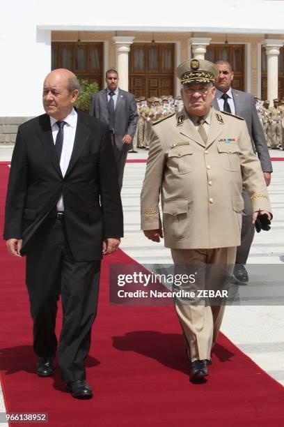 Le chef d'état major algérien Ahmed Gaid Salah a reçu le ministre de la défense Jean-Yves Le Drian le 20 mai 2014 à Alger, Algérie.