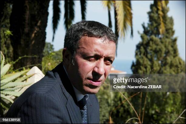 Azouz Begag, ministre fran?ais delegue a la Promotion de l'egalite des chances, dedicace son livre ' Un train pour chez nous ' a Alger.