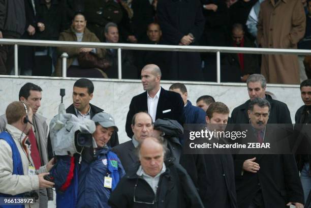 Coup d'envoi donne par l'ancien joueur d'un match de championnat au stade 5 juillet.