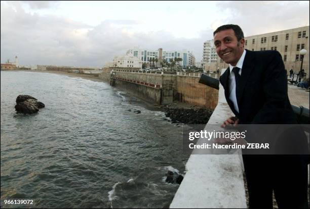 En visite de trois jours en Algerie, Azouz Begag, ministre fran?ais delegue a la Promotion de l'egalite des chances, dans les rues d'Alger pendant la...