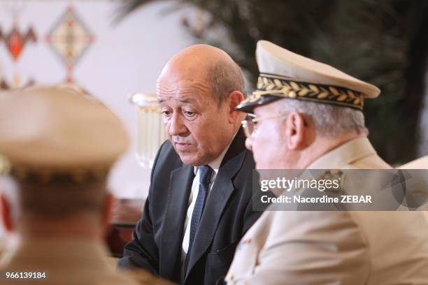 Le chef d'état major algérien Ahmed Gaid Salah a reçu le ministre de la défense Jean-Yves Le Drian le 20 mai 2014 à Alger, Algérie.