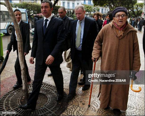 En visite de trois jours en Algerie, Azouz Begag, ministre fran?ais delegue a la Promotion de l'egalite des chances, dans les rues d'Alger pendant la...