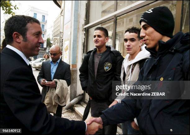 En visite de trois jours en Algerie, Azouz Begag, ministre fran?ais delegue a la Promotion de l'egalite des chances, pendant la promotion de son...