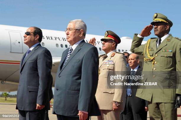 Le président égyptien Abdelfettah Al-Sissi reçu par Abdelkader Bensalah, président du 'Conseil de la Nation' algérien le 25 juin 2014 à Alger,...