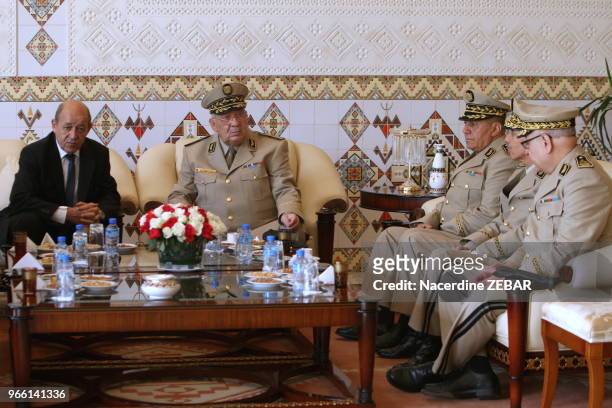 Le chef d'état major algérien Ahmed Gaid Salah a reçu le ministre de la défense Jean-Yves Le Drian le 20 mai 2014 à Alger, Algérie.
