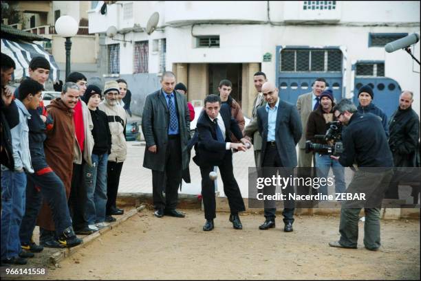 En visite de trois jours en Algerie, Azouz Begag, ministre fran?ais delegue a la Promotion de l'egalite des chances, ici a une partie de petanque a...