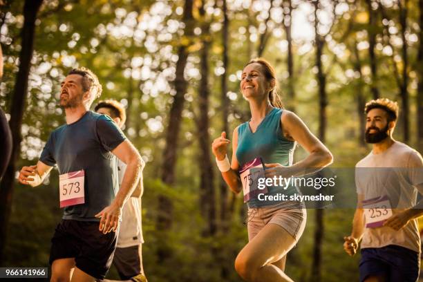 森の中のレースを持つマラソン ランナー。 - distance running ストックフォトと画像