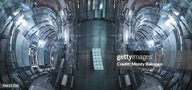 inside a fusion reactor - réacteur nucléaire photos et images de collection
