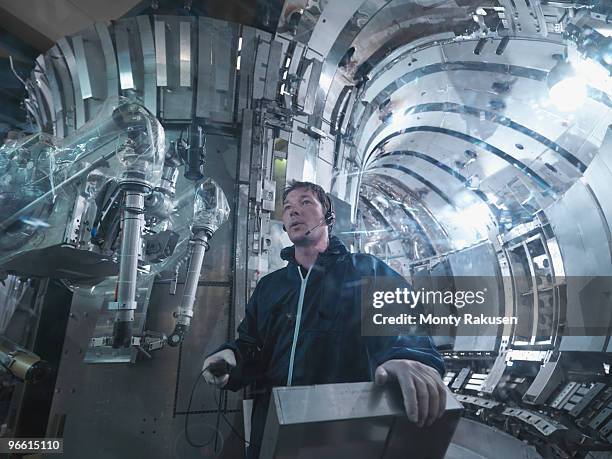 scientist working in a fusion reactor - nuclear fusion 個照片及圖片檔