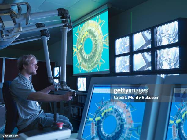 fusion reactor scientist at work - kernfusie stockfoto's en -beelden