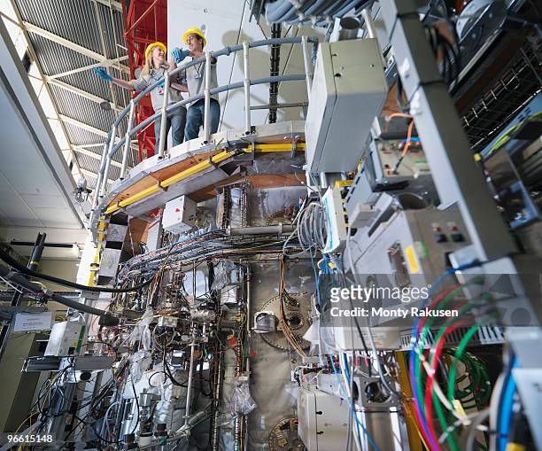 fusion reactor scientists at work - nuclear fusion 個照片及圖片檔