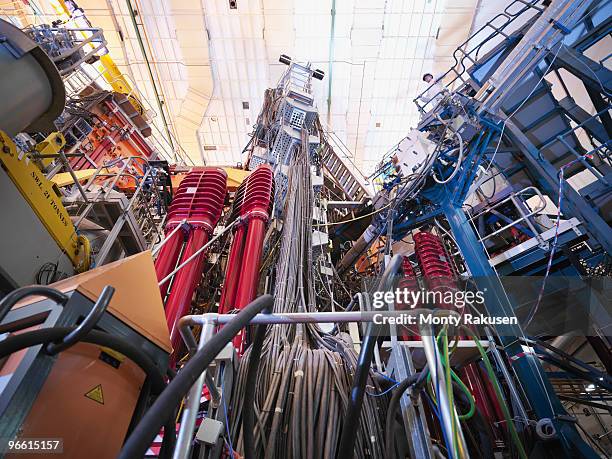 scientist on top of fusion reactor - kernfusie stockfoto's en -beelden