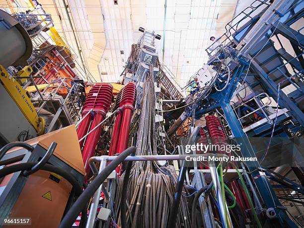 scientist on top of fusion reactor - nuclear fusion 個照片及圖片檔