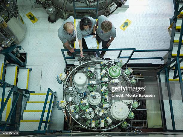 fusion reactor scientists at work - nuclear fusion 個照片及圖片檔