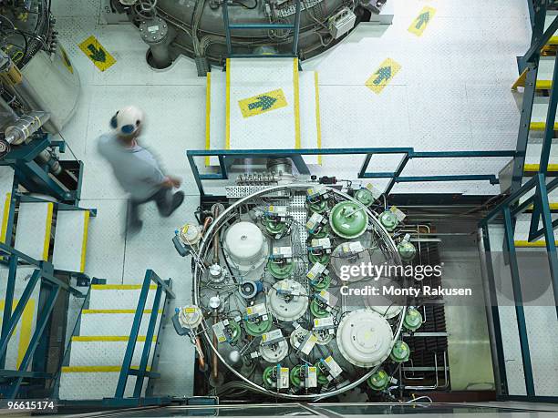 fusion reactor scientist at work - kernfusie stockfoto's en -beelden