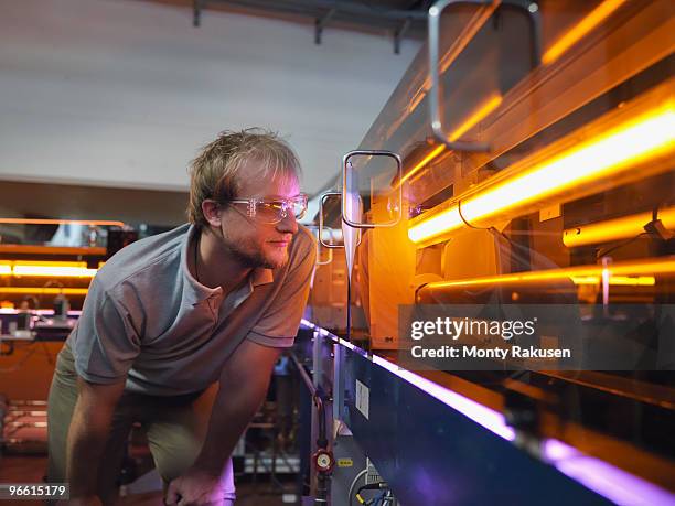 fusion reactor scientist with laser - kernfusie stockfoto's en -beelden