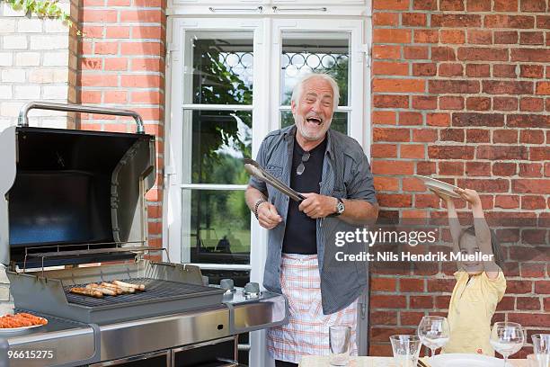 man preparing food for kids - family portrait humor fotografías e imágenes de stock