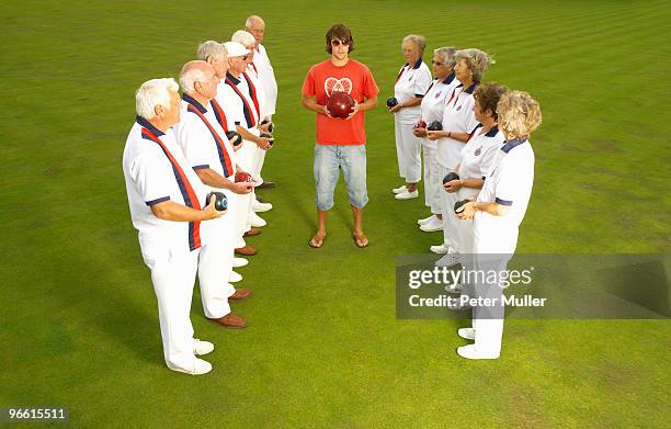 bowls players and ten pin bowler - lawn bowling stock-fotos und bilder