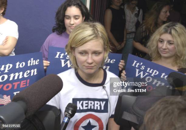 Kristen Dunst, actress from "Spiderman" and "Spiderman II", speaks to a lunch crowd at Viva La Frida Cafe in Tampa during a stop with the "Women On...