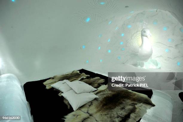 Icehotel, chambre aménagé avec une décoration d'objets sculptés dans la glace, lit avec des peaux de rennes, le 30 janvier 2016, Kiruna, Suède.