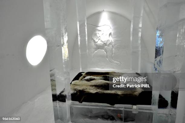 Icehotel, chambre aménagé avec une décoration d'objets sculptés dans la glace, lit avec des peaux de rennes, le 30 janvier 2016, Kiruna, Suède.