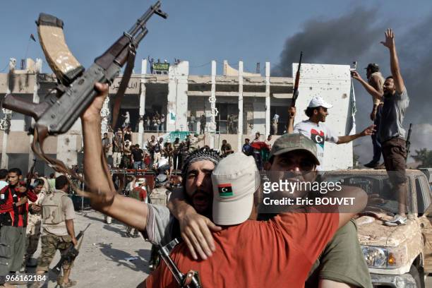 Combattants rebelles se congratulant après la prise de Bab al-Azizia, caserne fortifiée, résidence de Mouammar Kadhafi, 23 aout 2011, Tripoli, Libye.