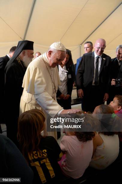 Le pape François a rencontré le 16 avril 2016 des migrants et réfugiés détenus dans le camp de Moria, sur l'île grecque de Lesbos, porte d'entrée en...