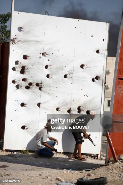 Combattants rebelles lors de l'attaque de Bab al-Azizia, caserne fortifiée, résidence de Mouammar Kadhafi, 23 aout 2011, Tripoli, Libye.