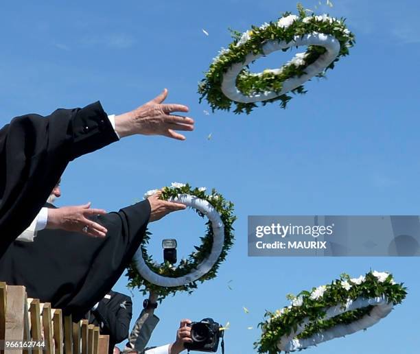 Le pape François, le patriarche Grec Orthodoxe Bartholomew et l'archevêque d'Athènes Ieronimos II ont lancé des gerbes de fleurs le 16 avril 2016...